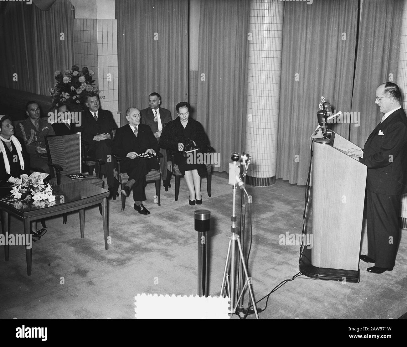 Queen Juliana, The Lekdamwaterleiding to Bergambacht in Use Date: 29 novembre 1955 lieu: Bergambacht, South Holland mots clés: Travaux de mise en service, Queen Banque D'Images Queen Juliana, The Lekdamwaterleiding to Bergambacht in Use Date: 29 novembre 1955 lieu: Bergambacht, South Holland mots clés: Travaux de mise en service, Queen Banque D'Images
