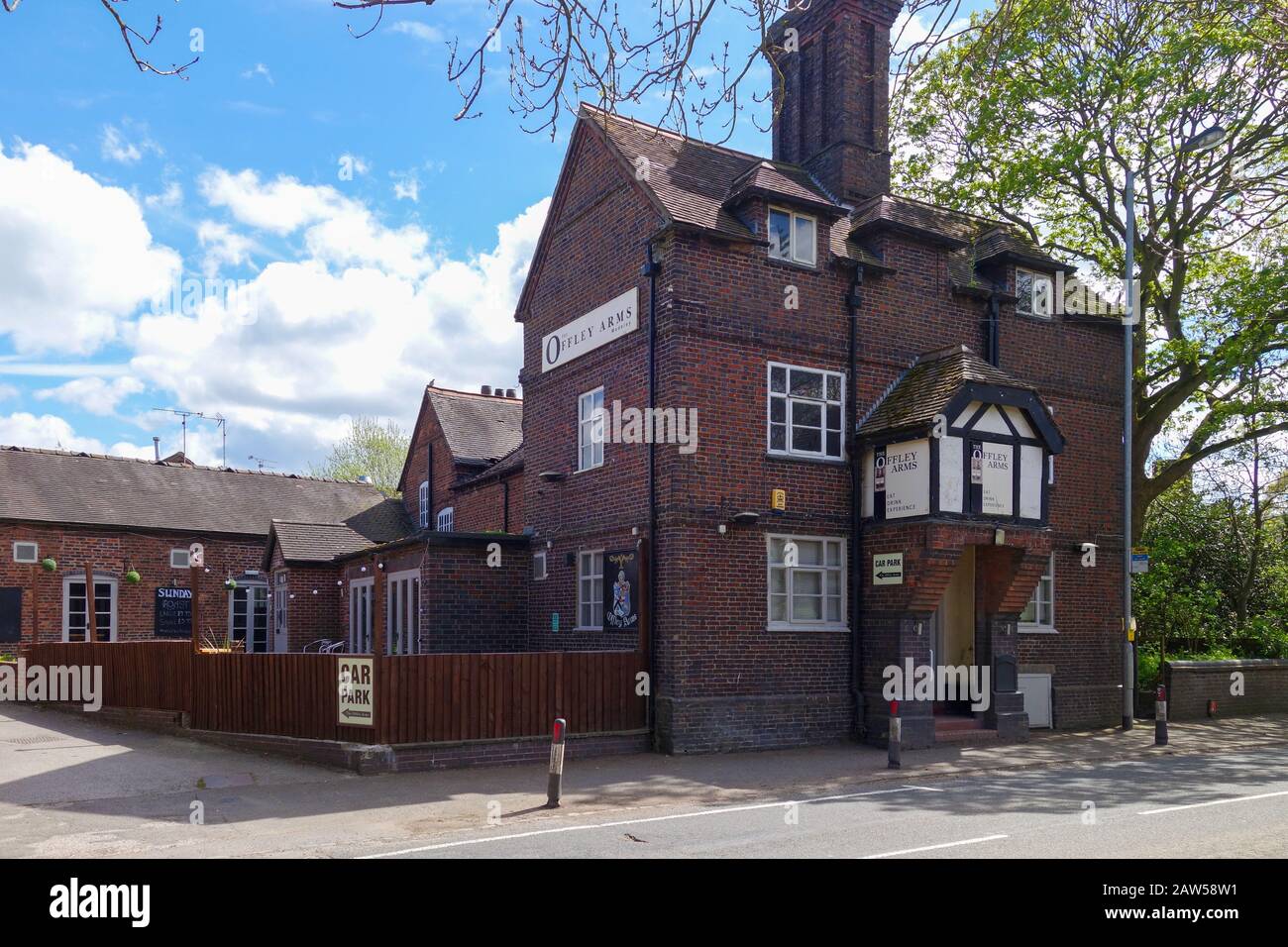 The Offley Arms est un pub historique, ou une maison publique à Madeley, Staffordshire, Angleterre, Royaume-Uni Banque D'Images