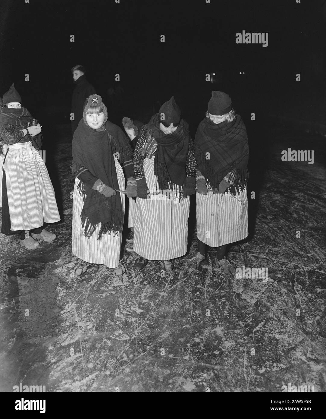 Volendam sur les patins [Girls on Ice] Date : 29 janvier 1946 lieu : Hollande-Nord, Volendam mots clés : glace, costumes, patinage, hiver Banque D'Images