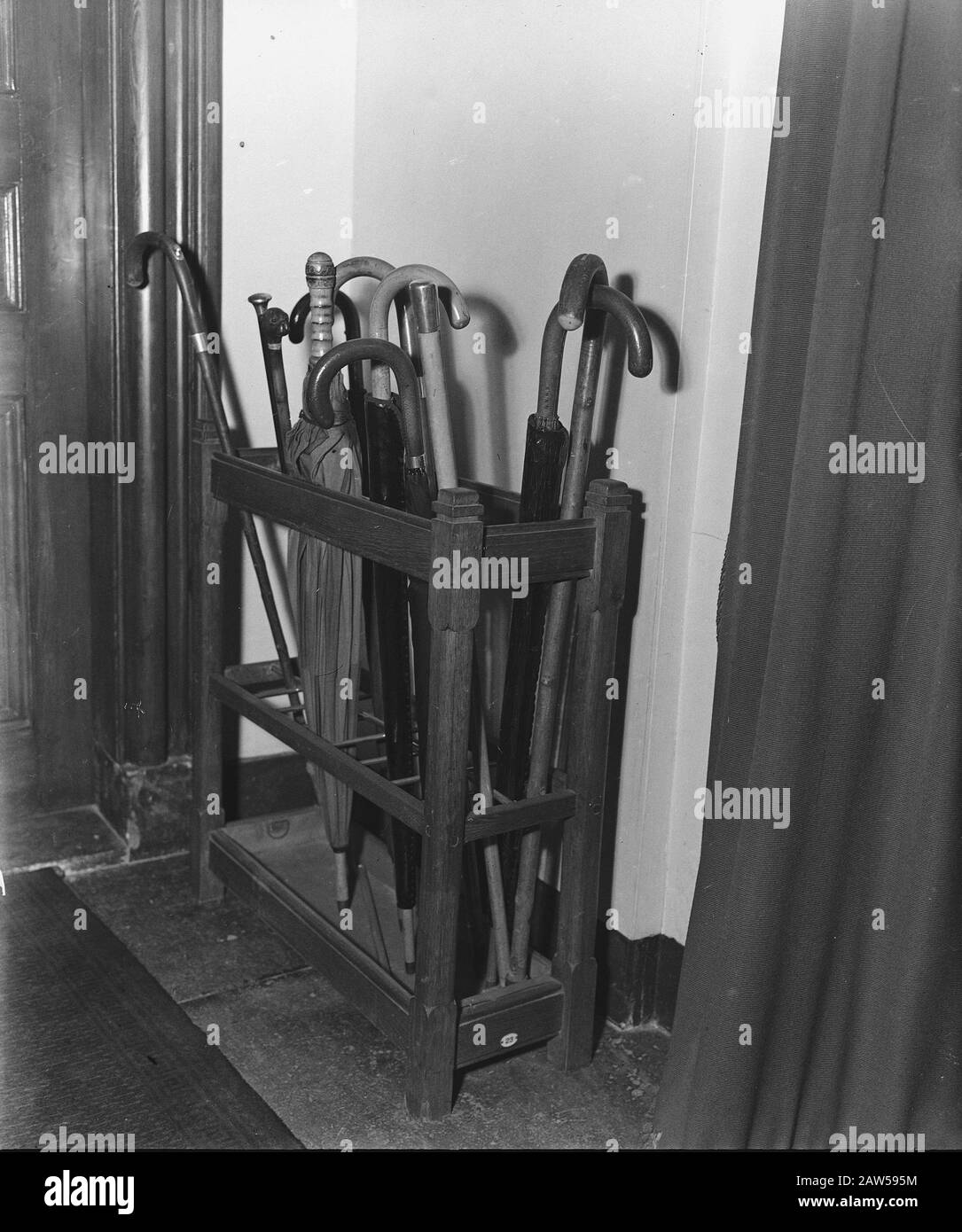 Reportage Ambassade britannique et Ambassadeur Sir Neville Bland i.v.M. son 60ème anniversaire. Cannes Date : 5 janvier 1946 mots clés : Ambassades, intérieurs, bâtons Banque D'Images