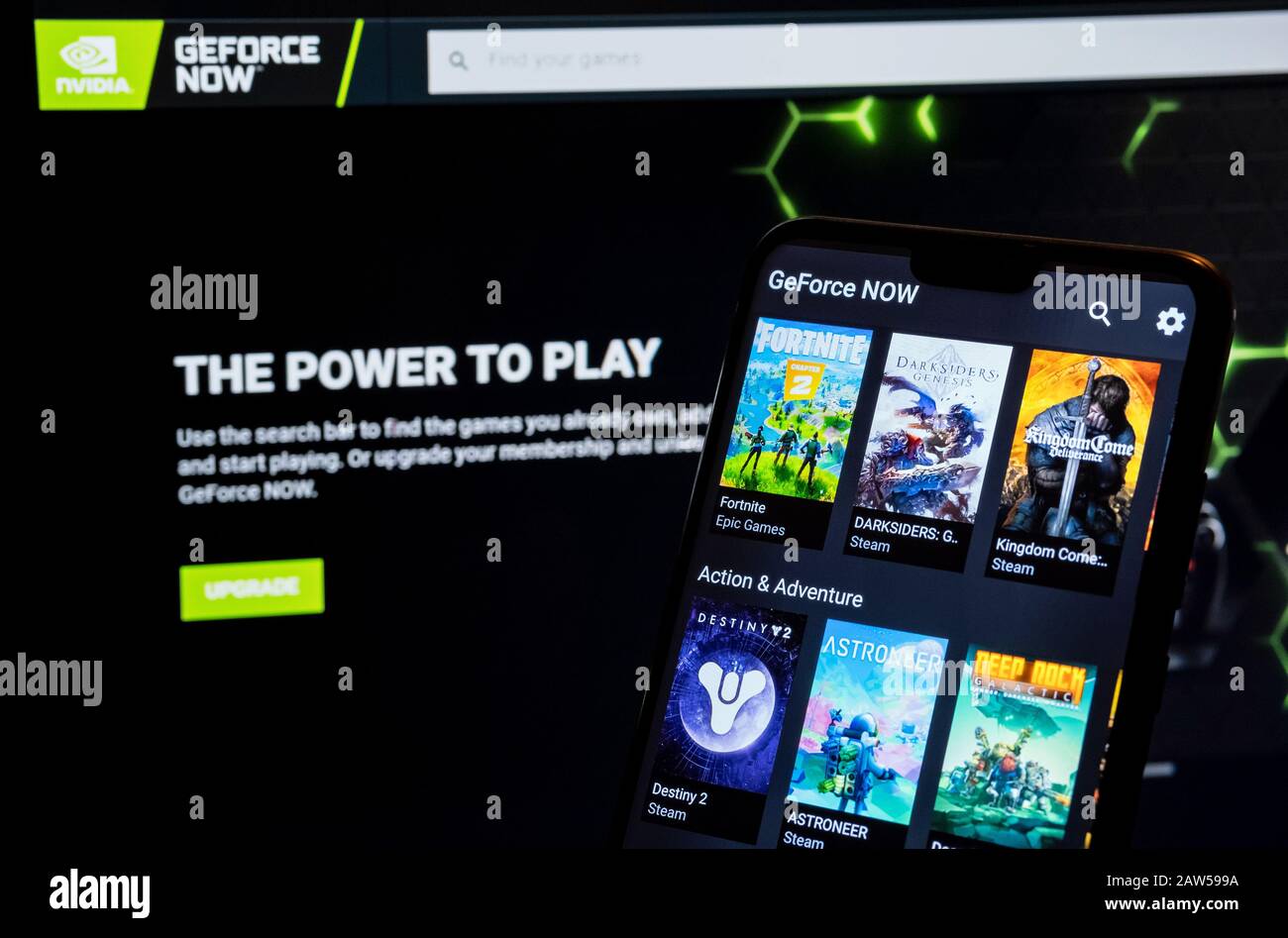 GeForce Maintenant sur le bureau et sur le smartphone. GeForce Now est une plate-forme de Nvidia pour son service de jeu en nuage et concurrent pour Google Stadia. Banque D'Images