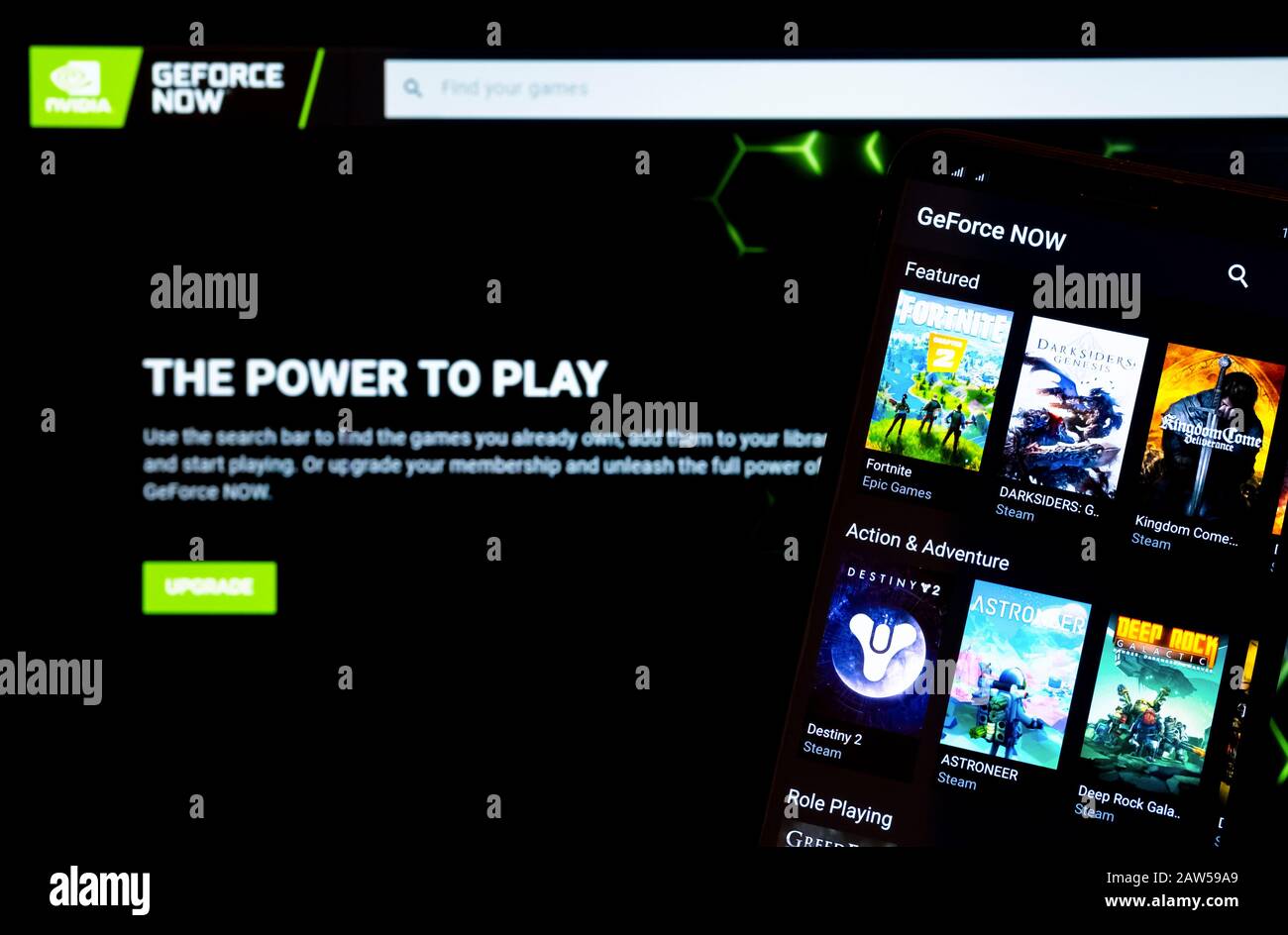 GeForce Maintenant sur le bureau et sur le smartphone. GeForce Now est une plate-forme de Nvidia pour son service de jeu en nuage et concurrent pour Google Stadia. Banque D'Images