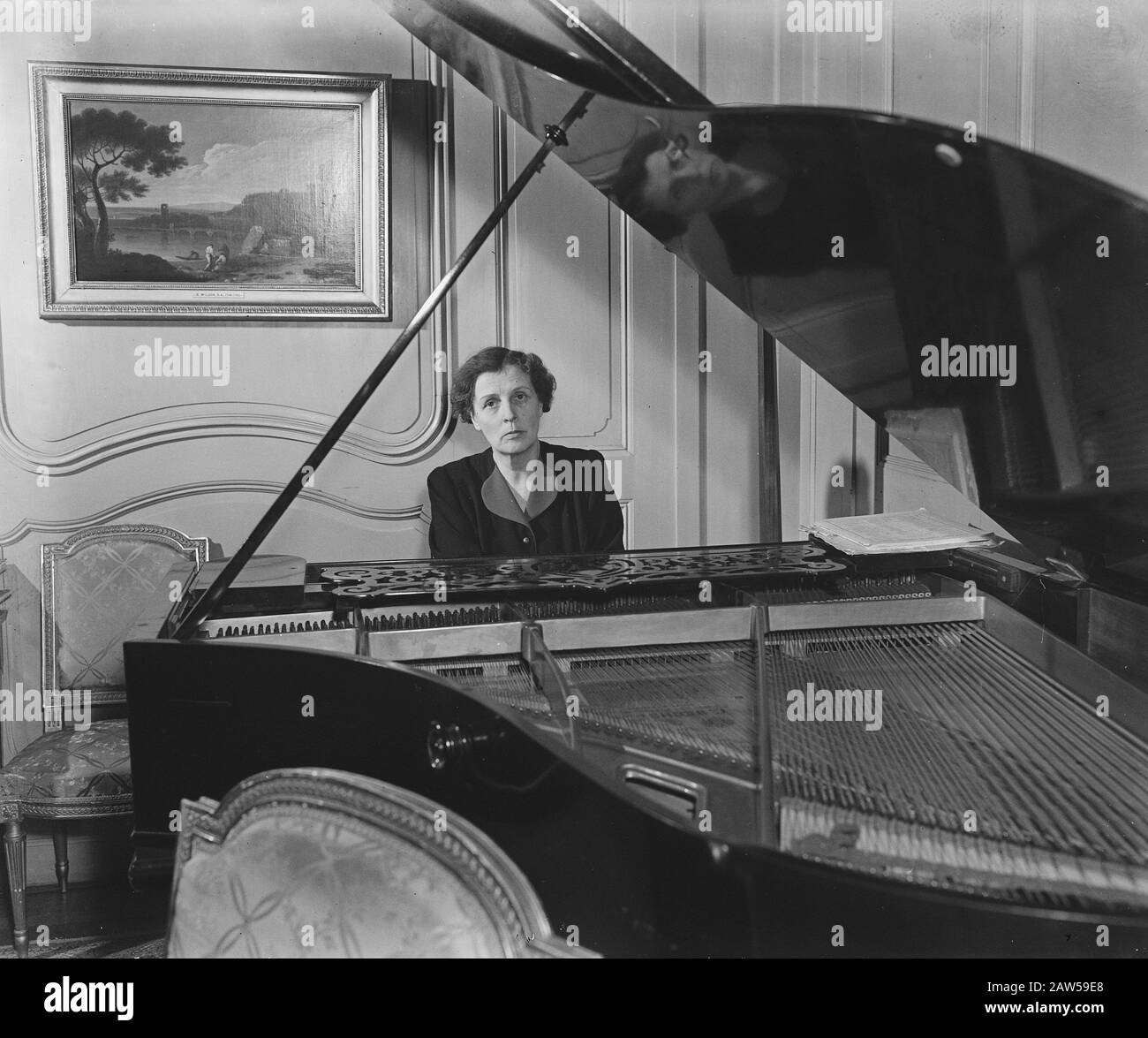 Reportage Ambassade britannique et Ambassadeur Sir Neville Bland i.v.M. son 60ème anniversaire. Mme Bland au piano Date : 5 janvier 1946 mots clés : Ambassades, intérieurs, musique, pianos, femmes Banque D'Images