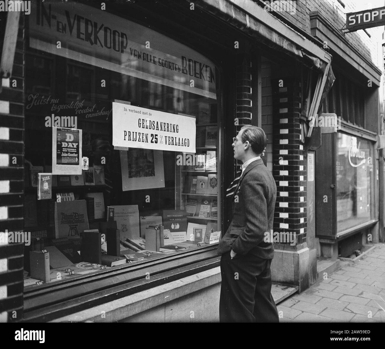 Finances: Purification de l'argent description: Réductions de prix dues à la réforme de la monnaie. Librairie Date: 1945 mots clés: Finances, réductions de prix Banque D'Images