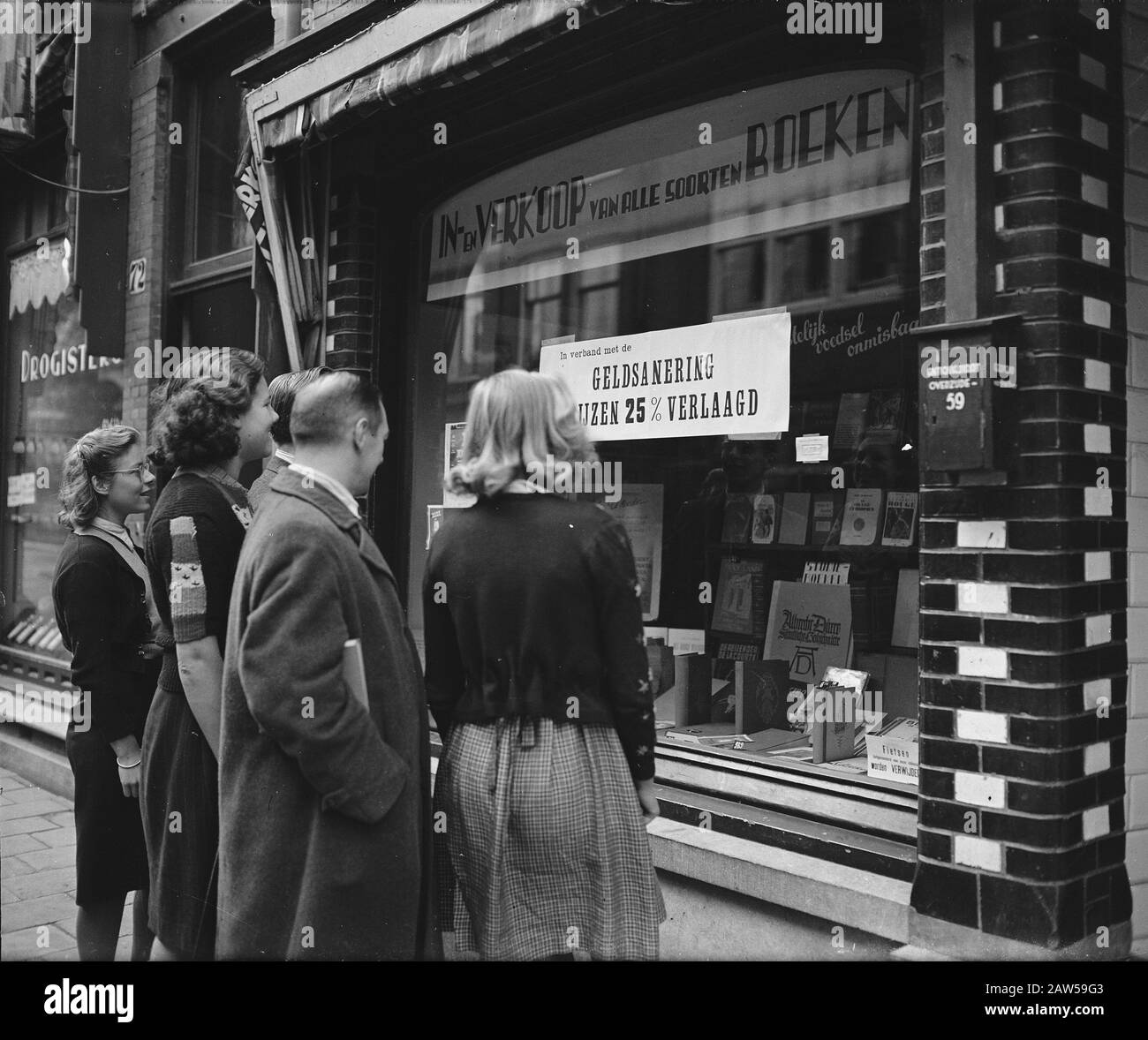 Finances: Purification de l'argent description: Réductions de prix dues à la réforme de la monnaie. Librairie Date: 1945 mots clés: Finances, réductions de prix Banque D'Images
