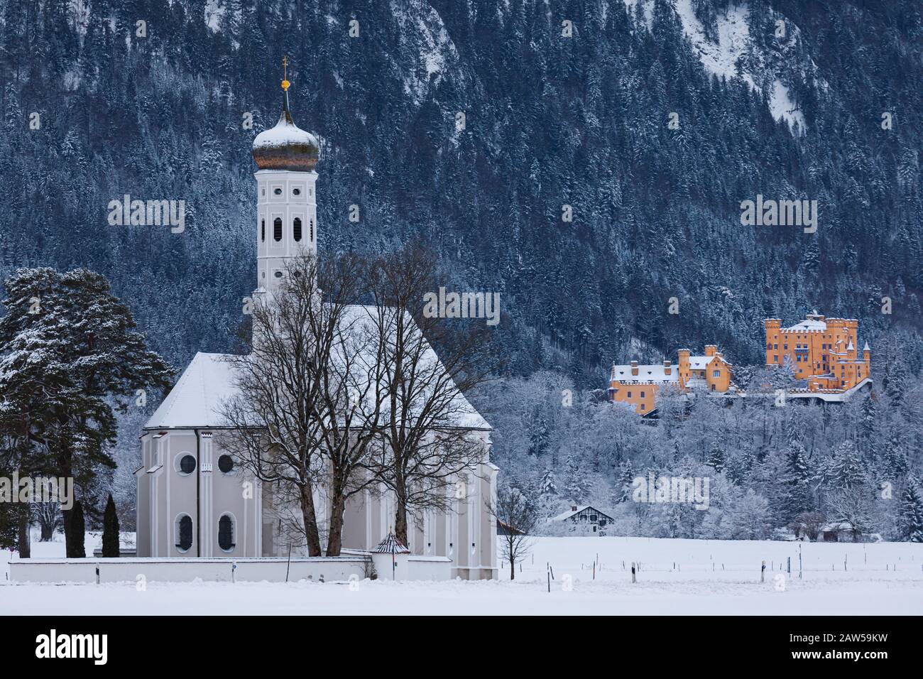 Les merveilles hivernales de l'église de pèlerinage de Saint-Coloman et du château de Hohenschwangau, près de Schwangau, Bavière, Allemagne. Banque D'Images