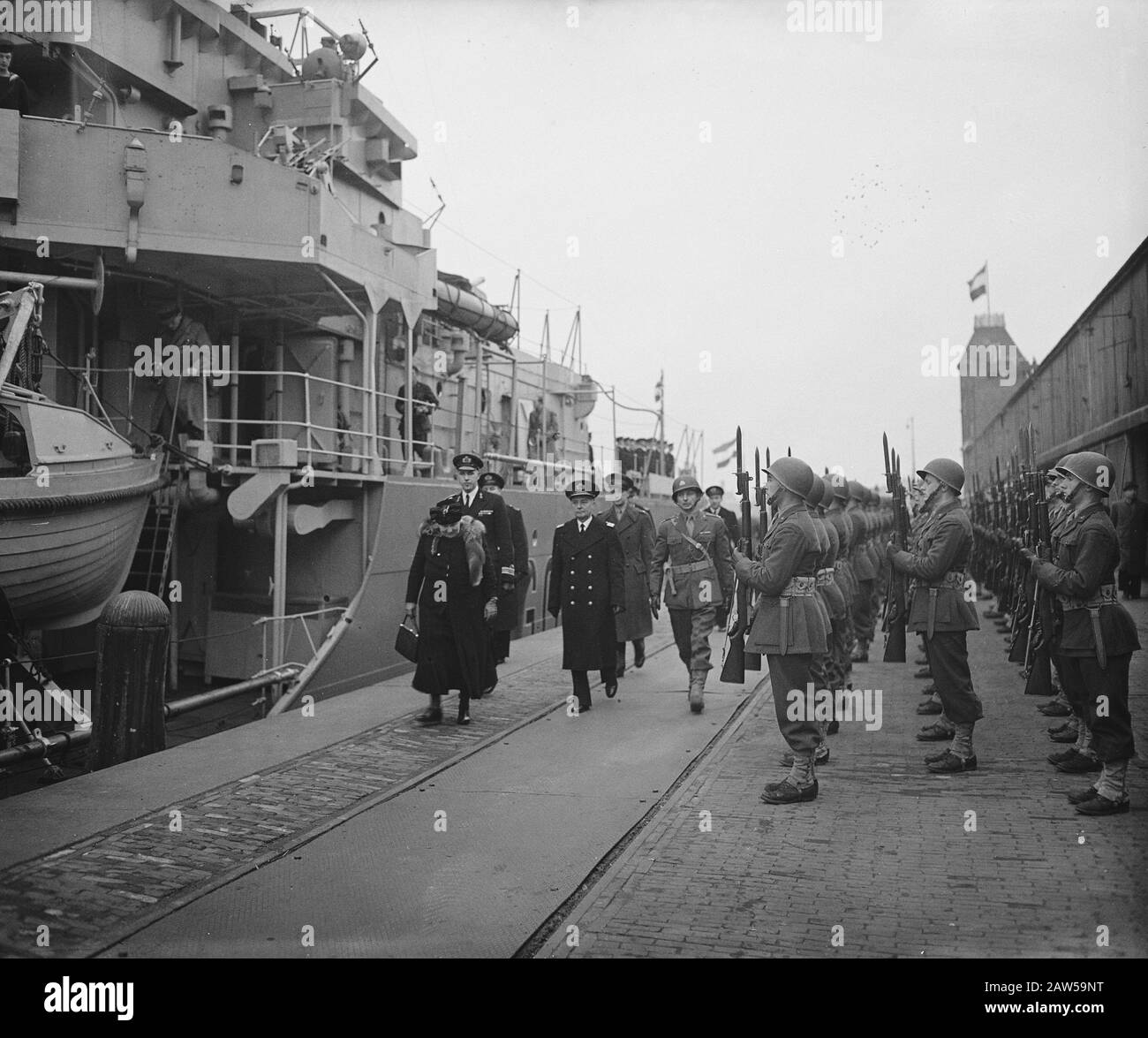 Reine Wilhelmina visite des navires De guerre Hr. Mme Evertsen Et Rh. Mme Johan Maurits Date : le 14 février 1946 mots clés : Royal, marine, navires militaires Banque D'Images