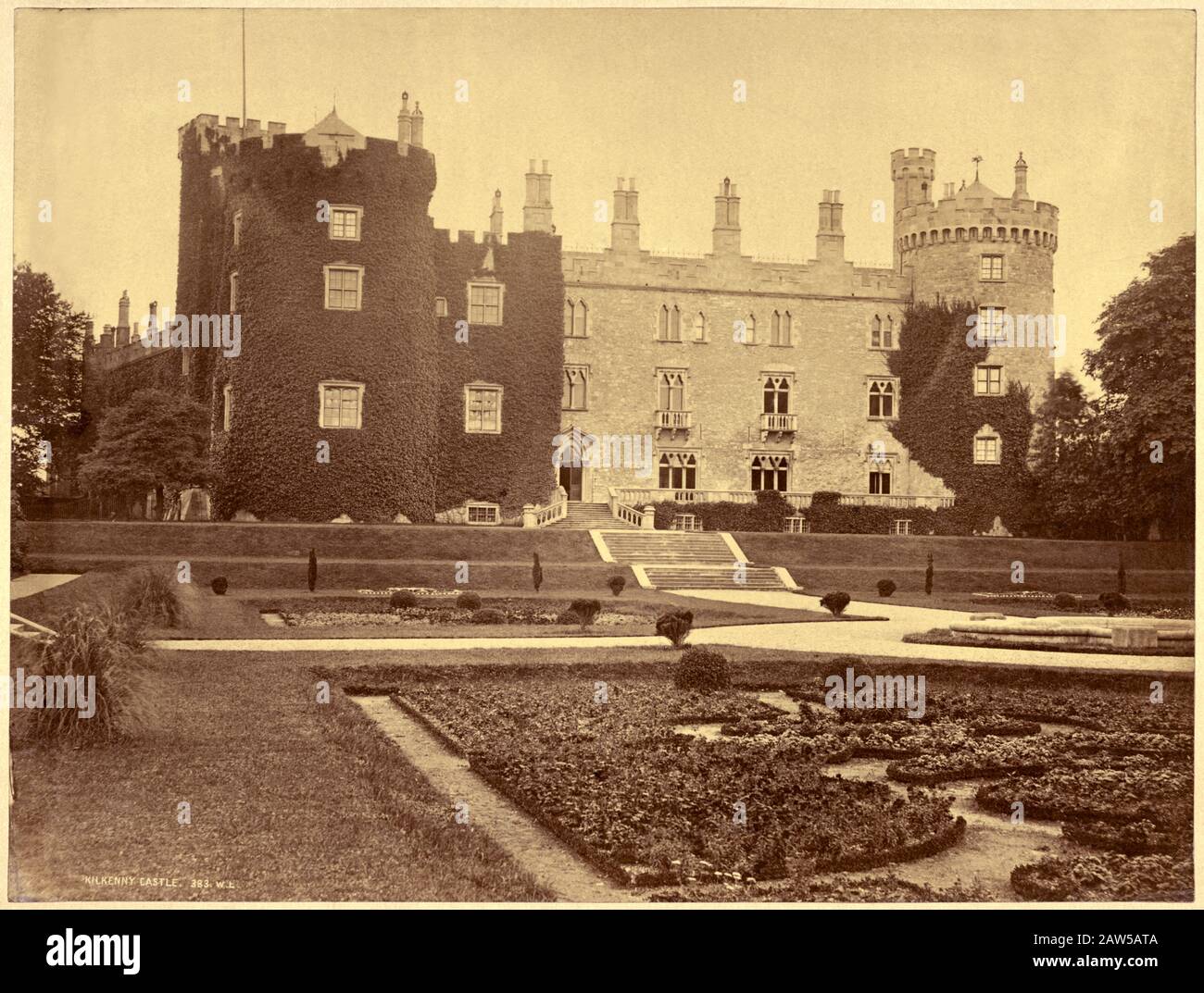 1880 CA , IRLANDE : CHÂTEAU DE KILKENNY . La propriété a été transférée au peuple de Kilkenny en 1967 et le château et les terrains sont maintenant gérés par t Banque D'Images