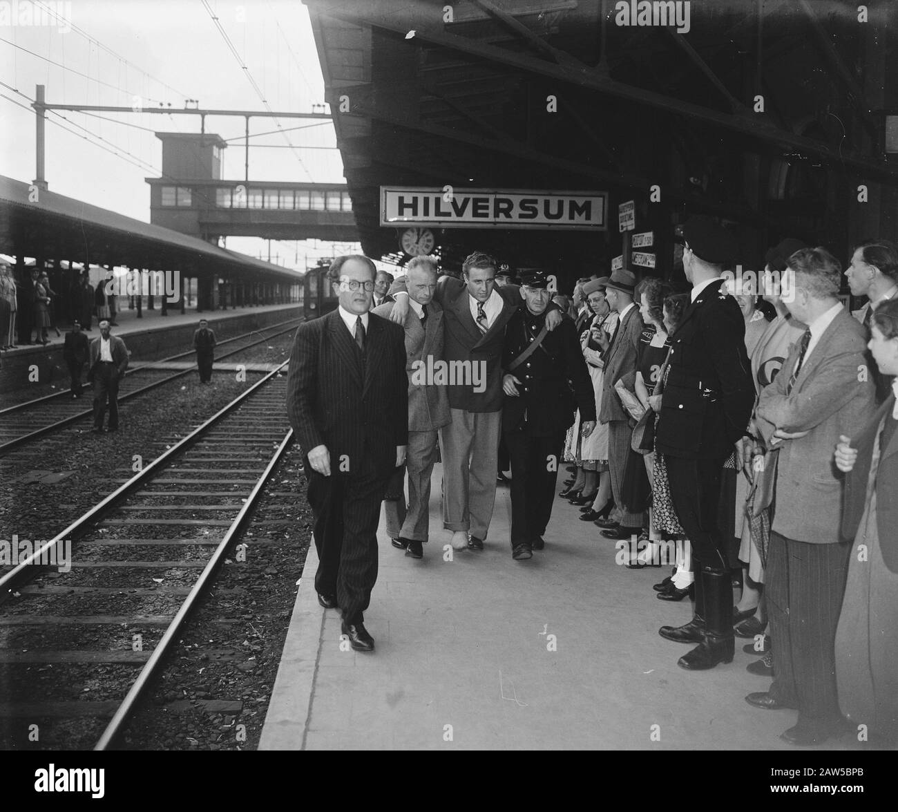 Nel Van Vliet honorée à Hilversum. Waterpolo Player Rohner Date: 10 Août 1948 Lieu: Hilversum Nom De La Personne: Vliet, Nel Van Banque D'Images