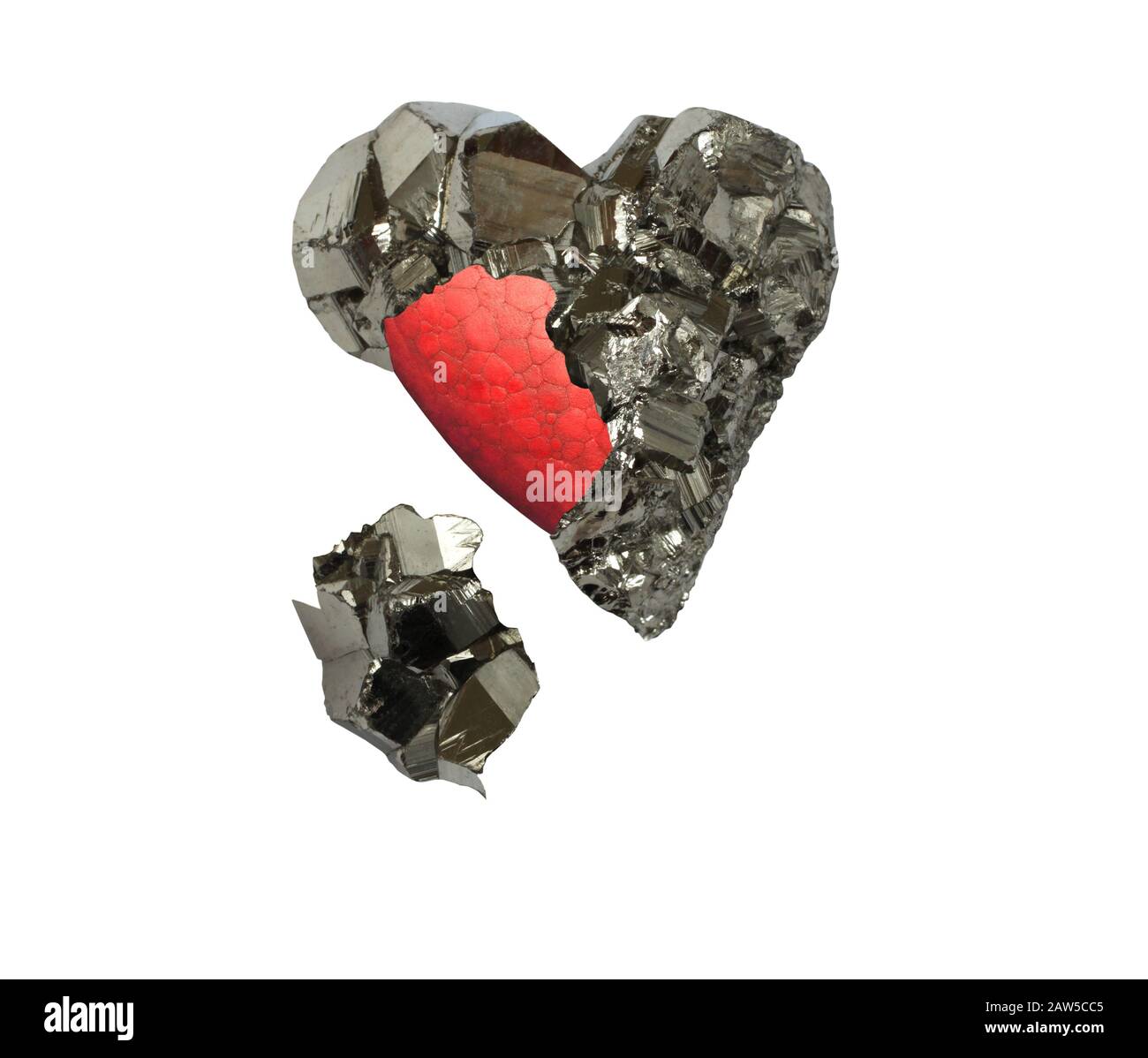 Pyrite minérale en forme de coeur et coeur rouge peint à l'intérieur sur fond blanc Banque D'Images