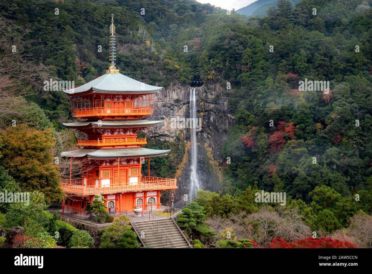 Pagode Seigantoji à Kumano nachi taisha temple temple avec des cascades de Nachi en vue à l'automne la célèbre et populaire place touristique à Wa Banque D'Images