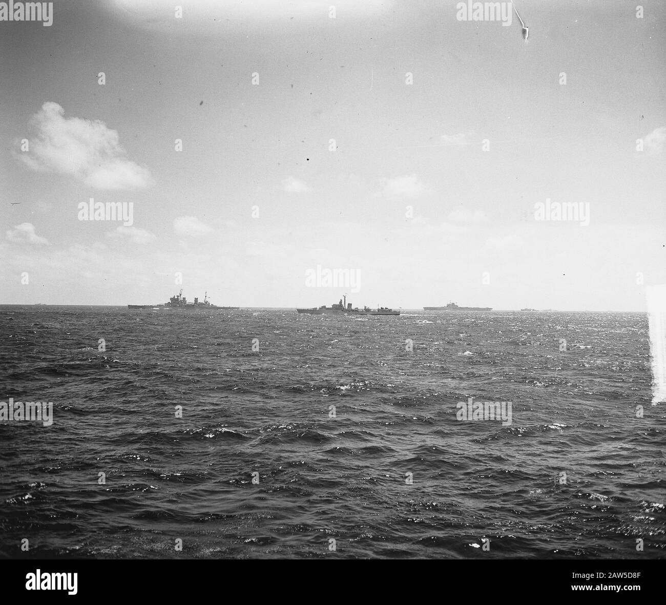 Manoeuvres Western Fleet Annotation: Au milieu HMS Aisne (D22) Date: 9 juillet 1949 lieu: Mer du Nord mots clés: Marine, navires militaires Banque D'Images