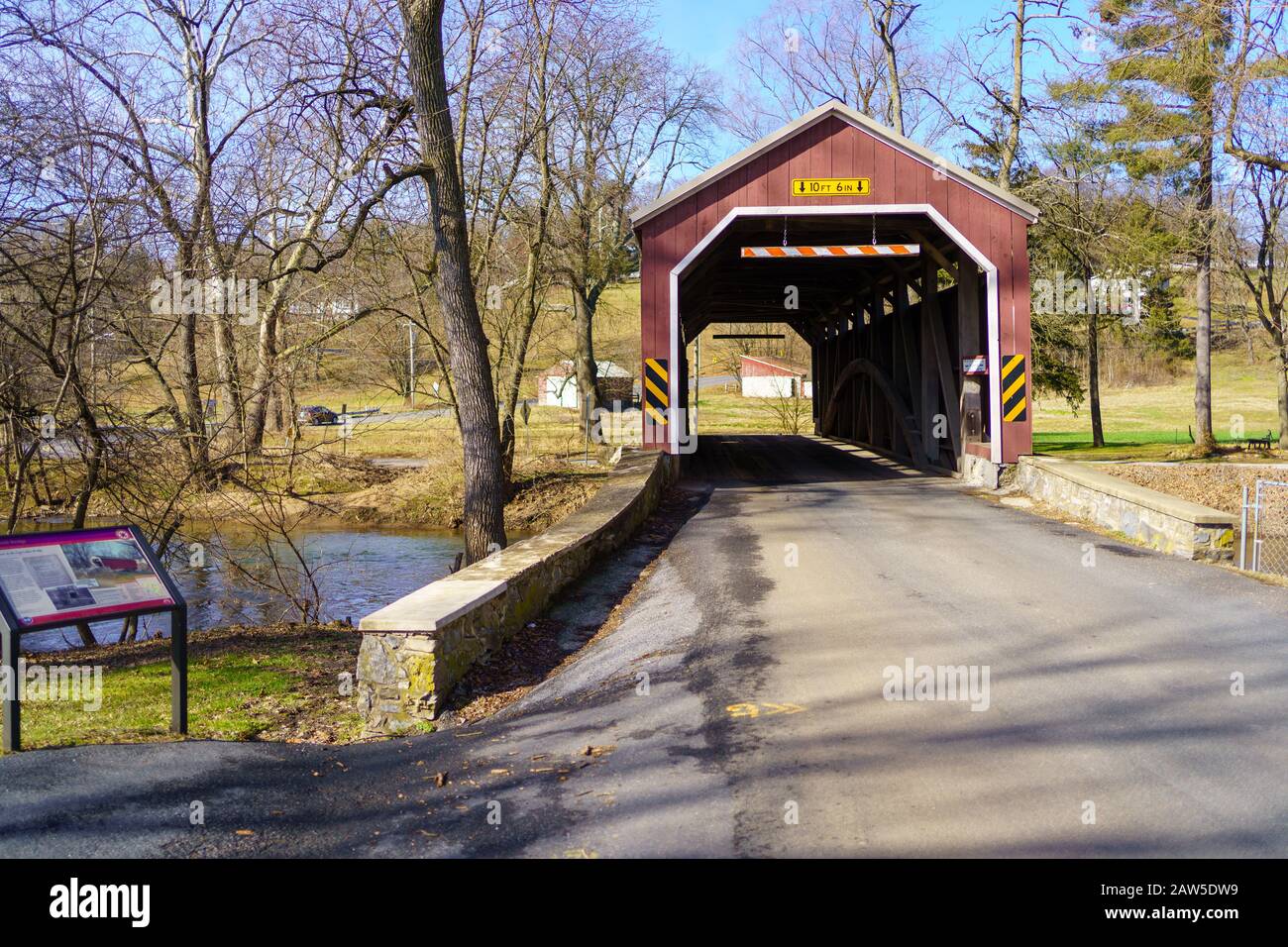 Brownstown, PA / USA – 3 février 2020: ZOOK's Mill Bridge est un pont couvert rouge de 74 pieds qui s'étend sur le ruisseau Cocalico dans le comté de Lancaster. C'était Banque D'Images