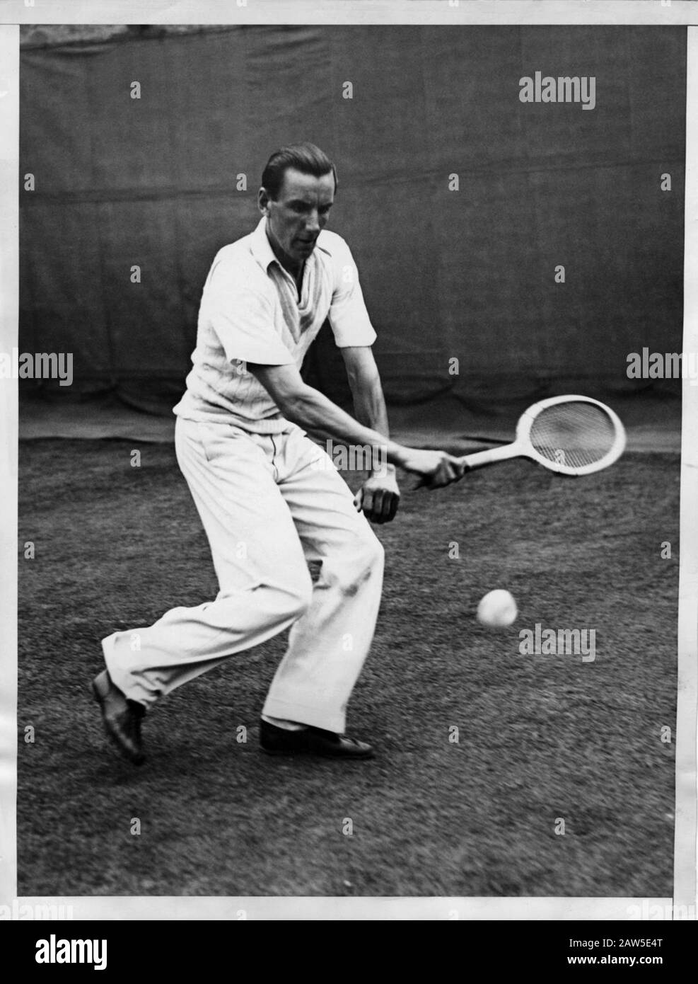 1933 , 9 septembre, États-Unis : la Star de la coupe Davis britannique FRED PERRY ( 1909 - 1995 ) lors du match avec le champion américain Lester Stoefen dans le semi-f Banque D'Images