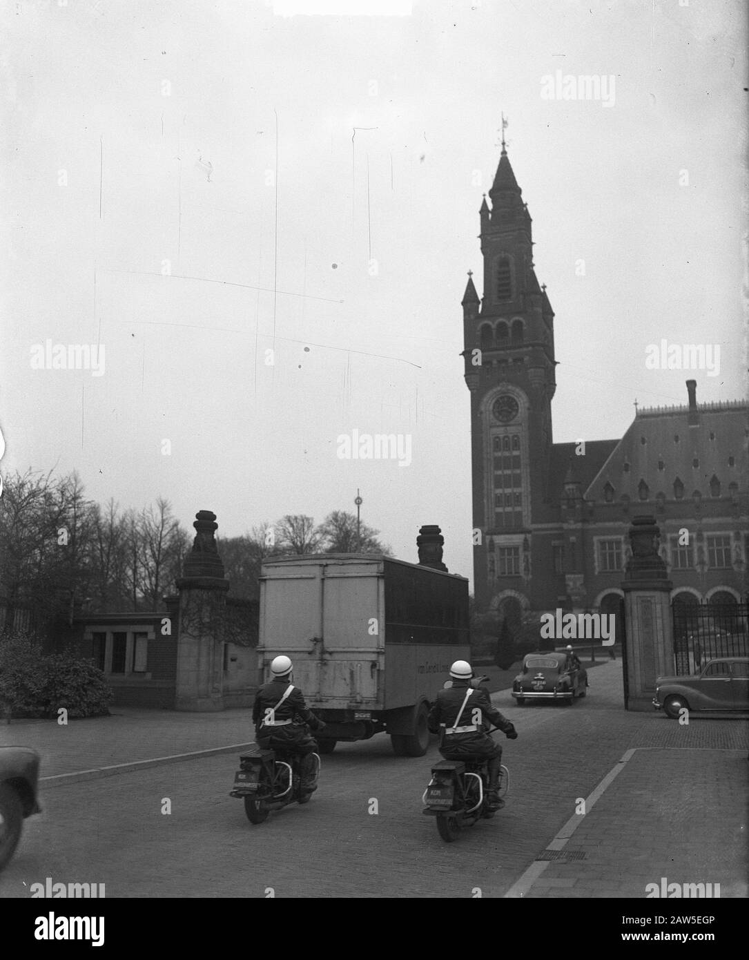 Archives de Nuremberg arrivée au Palais de la paix Date : 14 mars 1950 mots clés : arrivée ARCHIVES Nom de l'institution : Palais de la paix Banque D'Images