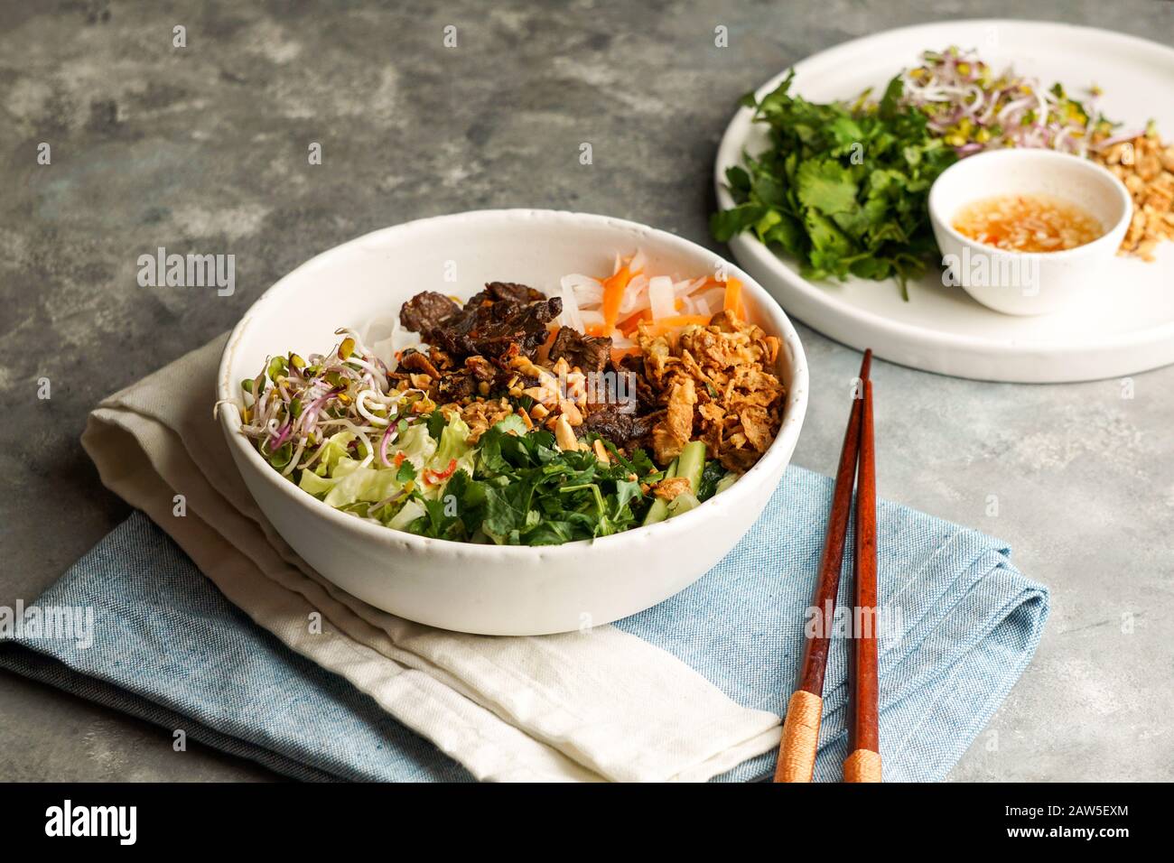 Bol de salade traditionnelle vietnamienne de nouilles - Bun Bo Nam Bo, avec  bœuf, nouilles de riz, herbes fraîches, légumes marinés et sauce au poisson  Photo Stock - Alamy