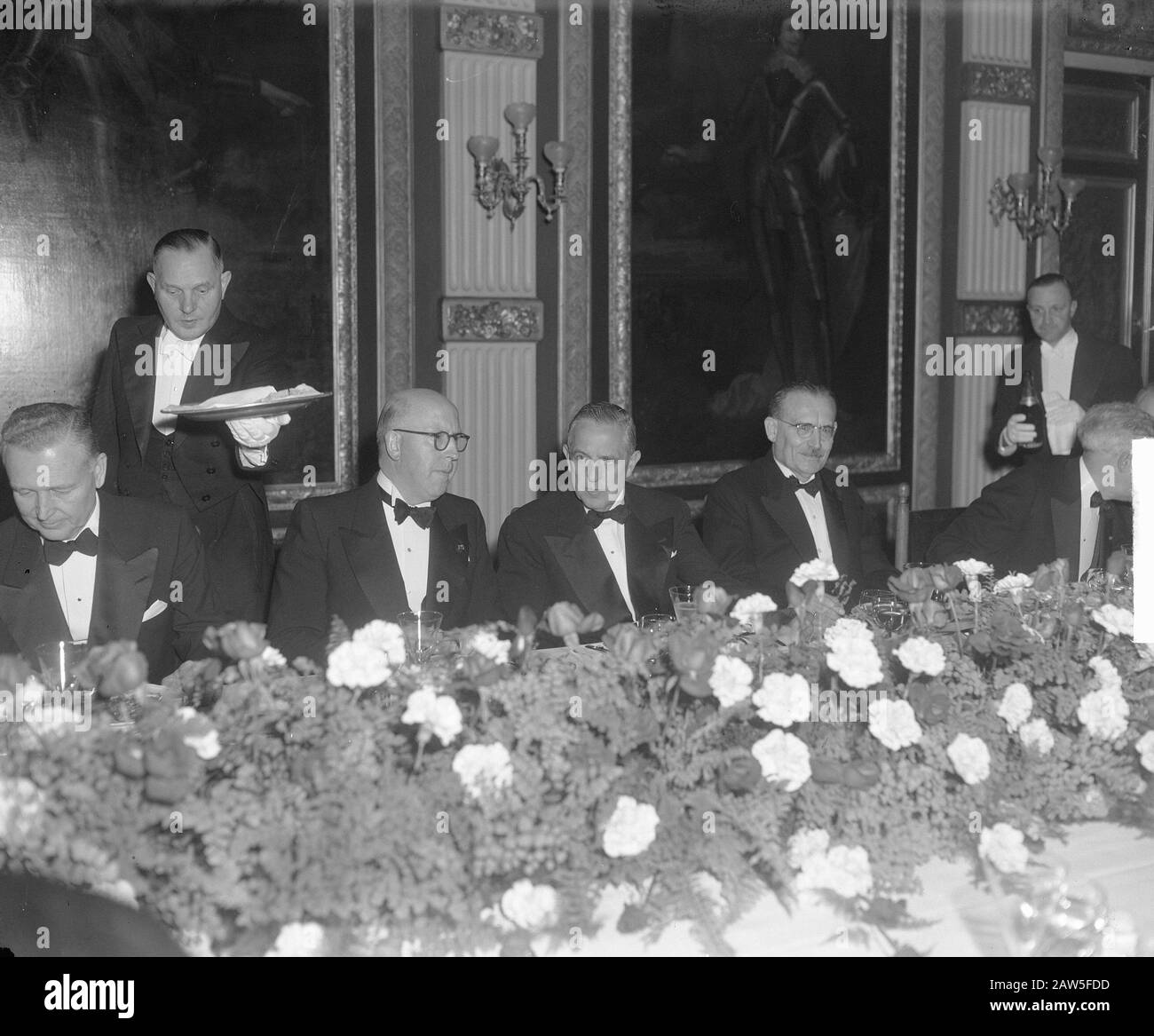 Paul Hoffman, administrateur du Plan Marshall, un jour dans notre pays. Par le Premier ministre, M. W. Drees est en l'honneur de ce gouvernement qui a offert un dîner à la Haye. De gauche à droite. Le Ministre Lieftinck, M. Hoffman Et Le Premier Ministre Drees Au Cours Du Dîner Date : 16 Octobre 1950 Lieu : La Haye, Hollande-Méridionale Mots Clés : Repas, Ministres, Reconstruction Nom De La Personne : Drees, Willem Hoffman, Paul, Lieftinck, Piet Banque D'Images