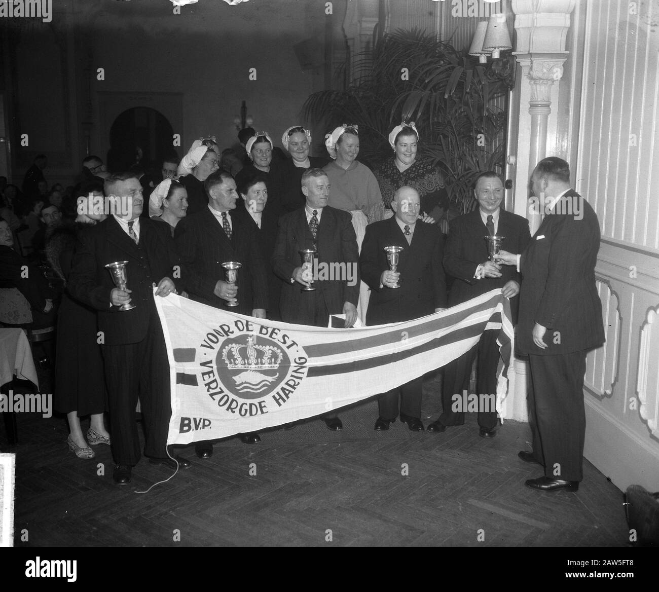 Cérémonie de remise des prix pour le hareng le mieux soigné Date : 27 mars 1951 mots clés : hareng, cérémonies de remise des prix Banque D'Images