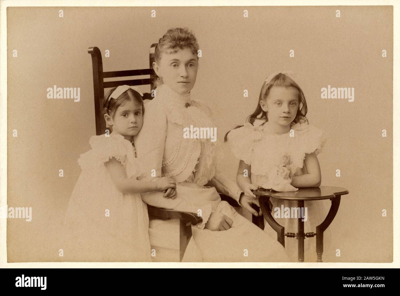 1900, MAGDEBURG , Saxe-Anhalt , ALLEMAGNE : Petites soeurs avec mère , de la noble famille allemande non-gentifiée . Photo De Franz Langhammer , Magdebur Banque D'Images
