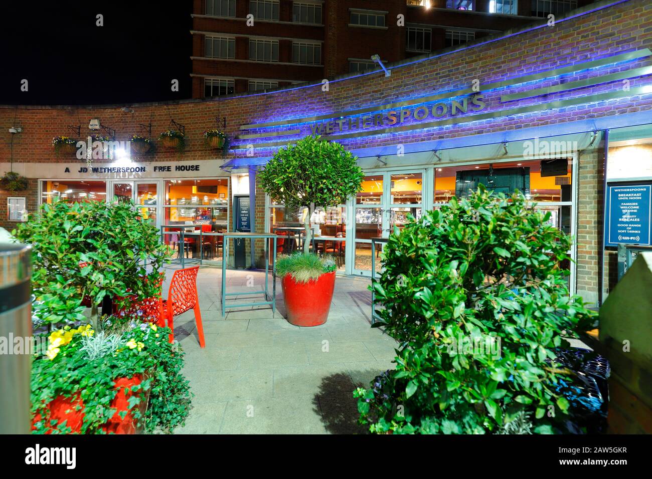 L'extérieur des cuillères à soupe à l'extérieur de la gare de Leeds City sur Princes Square Banque D'Images