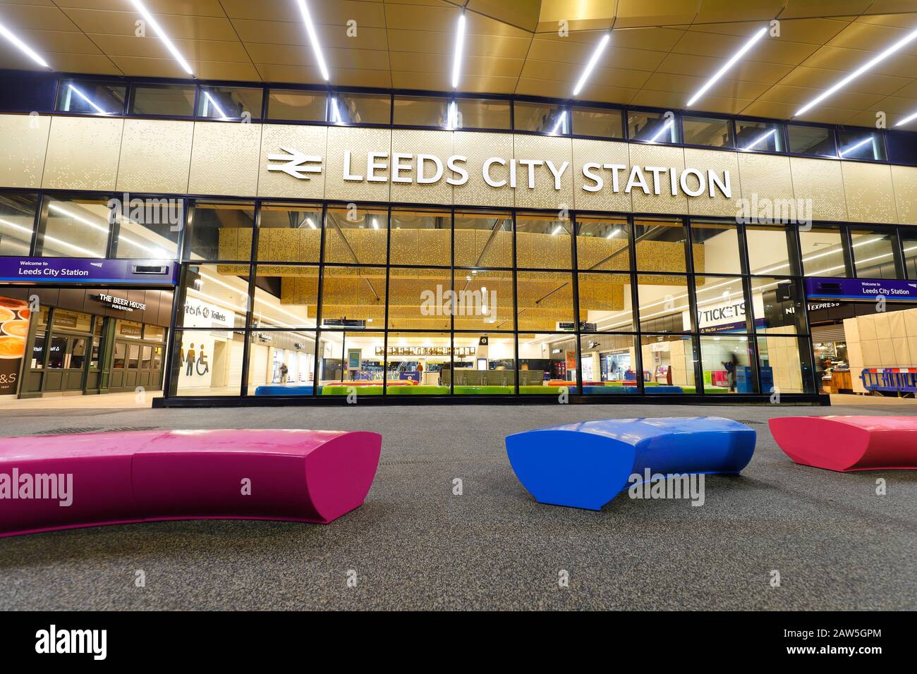 Le nouveau regard de la gare de Leeds City sur New Station Street. Banque D'Images