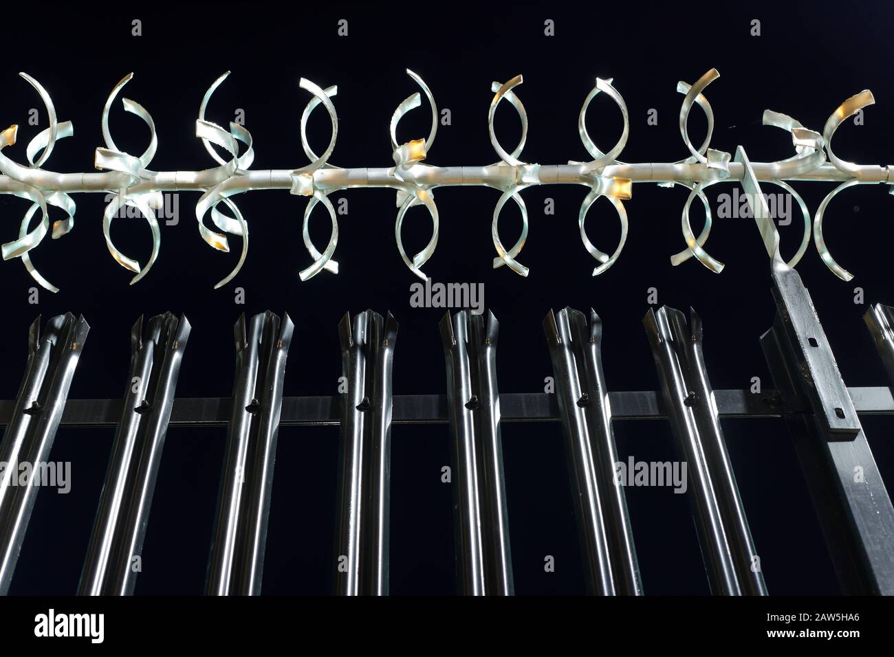 Une clôture de périmètre en acier anti-montée à la gare de Leeds Banque D'Images