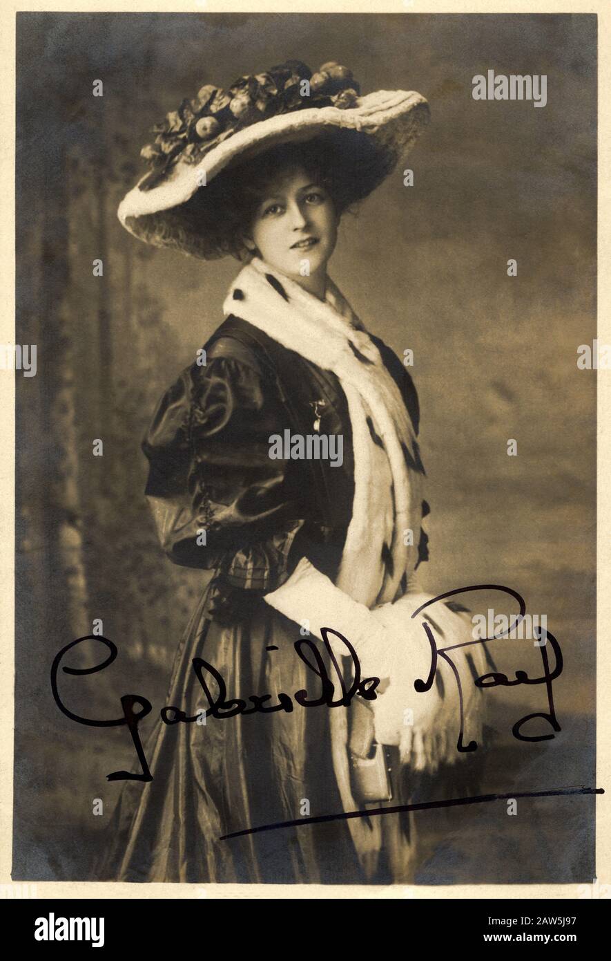 1904 CA , LONDRES , GRANDE-BRETAGNE : l'actrice de scène britannique , danseuse et chanteuse GABRIELLE RAY ( 1883 - 1973 ). Photo de W & D Downey , Londres . - M Banque D'Images