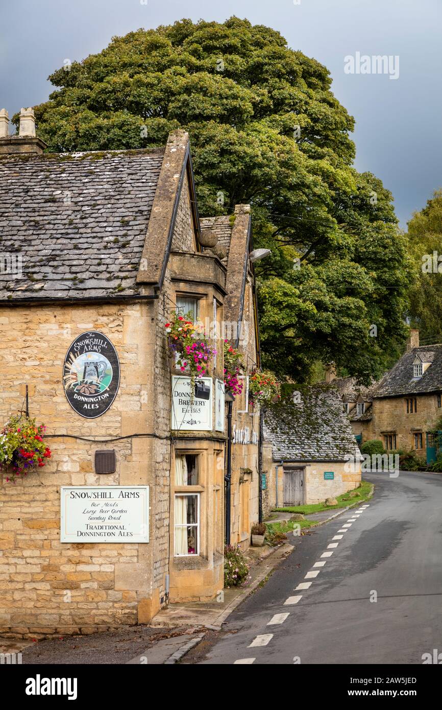 Snowshill Arms Pub et bâtiments dans le village de Cotswolds de Snowshill, Gloucestershire, Angleterre, Royaume-Uni Banque D'Images