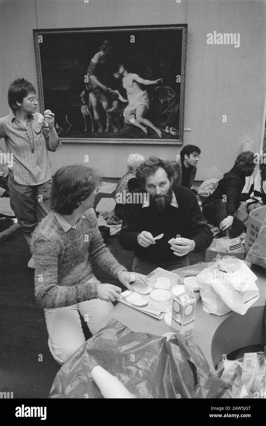Occupation Rijks and Stedelijk Museum in Amsterdam Artists Eat in the Night Watch Gallery Date: 9 décembre 1983 lieu: Amsterdam, Noord-Holland mots clés: Artistes, ensembles, coupures, repas, tableaux de musées Banque D'Images