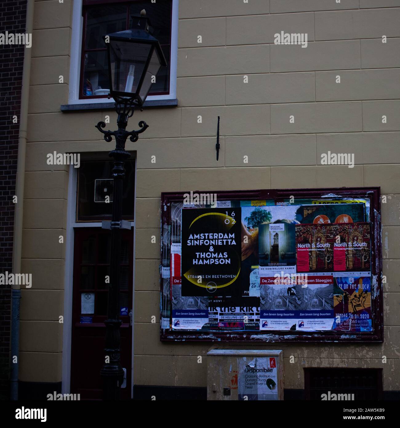 Utrecht, PAYS-BAS - 26/1/20 - un panneau couvert d'affiches de concert est montré le long d'un lampadaire vintage à Utrecht Banque D'Images