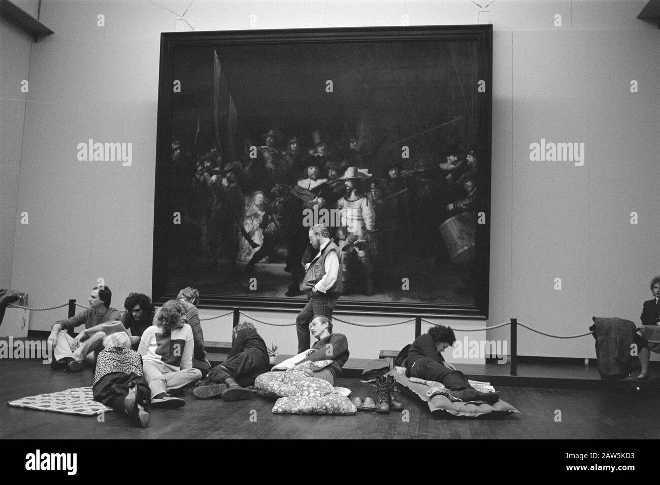 Occupation Rijksmuseum Amsterdam Artistes dormir sous la nuit Date de veille: 10 décembre 1983 lieu: Amsterdam, Noord-Holland mots clés: Artistes, ensembles, coupures, musées, peintures Nom de l'institution: Musée national : Croes, Rob C. / Anefo, titulaire du droit d'auteur: Archives nationales Type de matériel: Négatif (noir / blanc) numéro d'inventaire: Voir accès 2.24.01.05 Banque D'Images