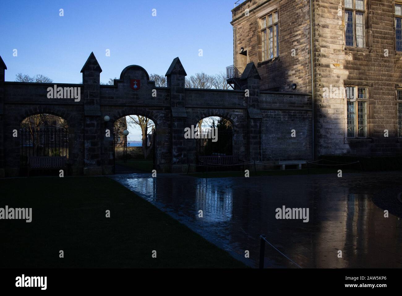 St ANDREWS, ÉCOSSE - 21/1/2020 - un segment de St Salvateurs quad à l'Université de St. Andrews avec des réflexions en flaques Banque D'Images