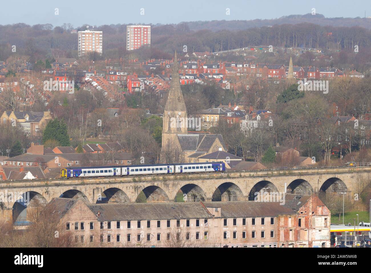 Un train de voyageurs du Northern Rail traverse Kirkstall Viaduct à Leeds Banque D'Images