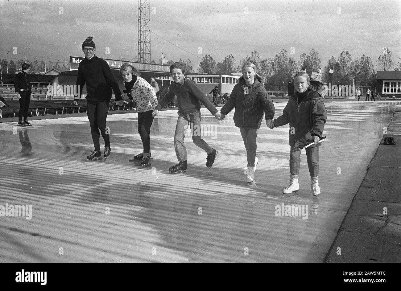 Patinoire Jaap Eden ouverte. Peter Nottet avec quelques jeunes Amsterdam sur glace Date: 20 octobre 1967 mots clés: Rinks artificiels sur glace, patineurs Nom De La Personne: Eden, Jaap Nottet, Peter Banque D'Images