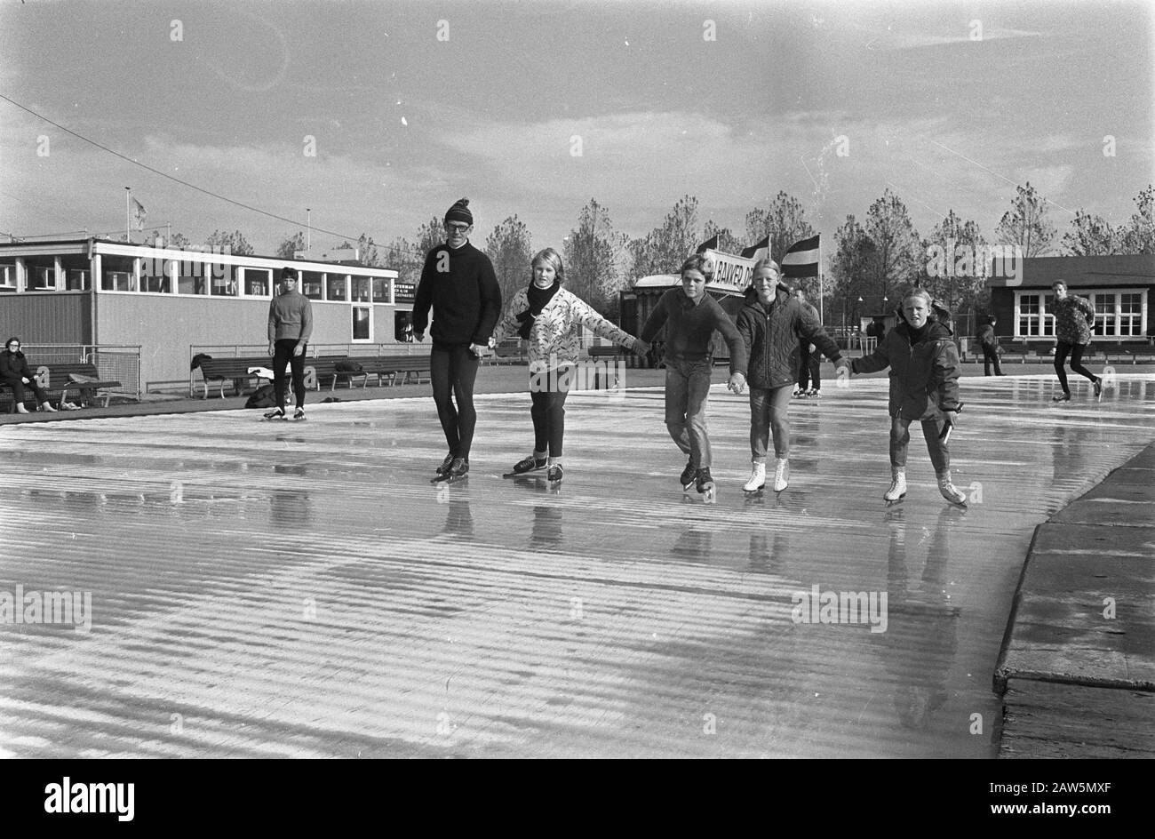 Patinoire Jaap Eden ouverte. Peter Nottet avec quelques jeunes Amsterdam sur glace Date: 20 octobre 1967 mots clés: Rinks artificiels sur glace, patineurs Nom De La Personne: Eden, Jaap Nottet, Peter Banque D'Images