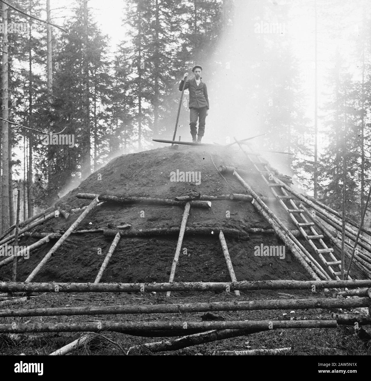 Meiler quelques jours après l'éclairage Date : non daté mots clés : foresterie, charbon, écorce, extraction de sous-produits Banque D'Images