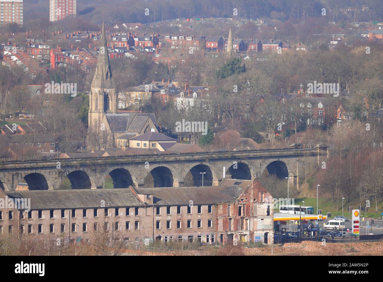 Kirkstall Viaduct à Leeds avec l'église St Matthias Banque D'Images