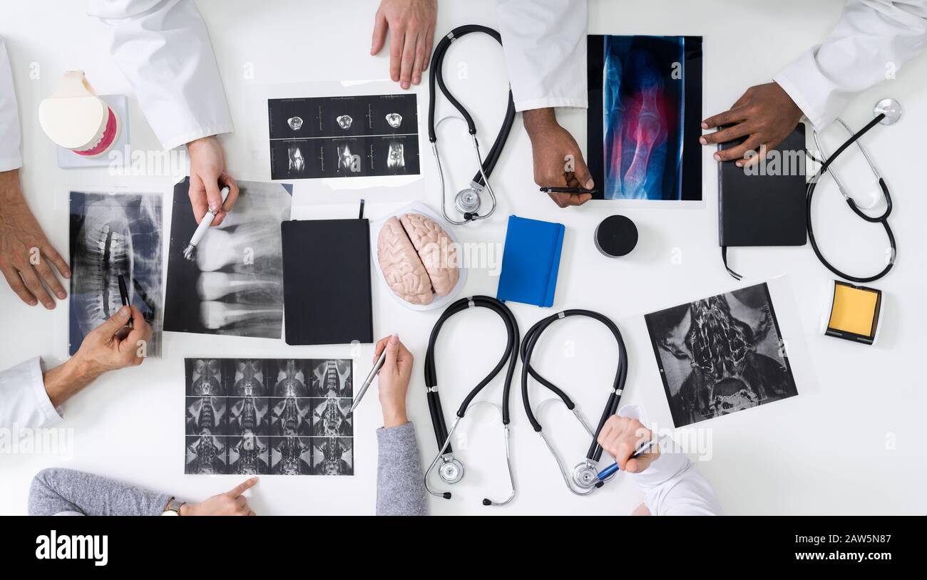 Médecins Et Radiologues Discutant Des Images Radiographiques Du Patient Banque D'Images