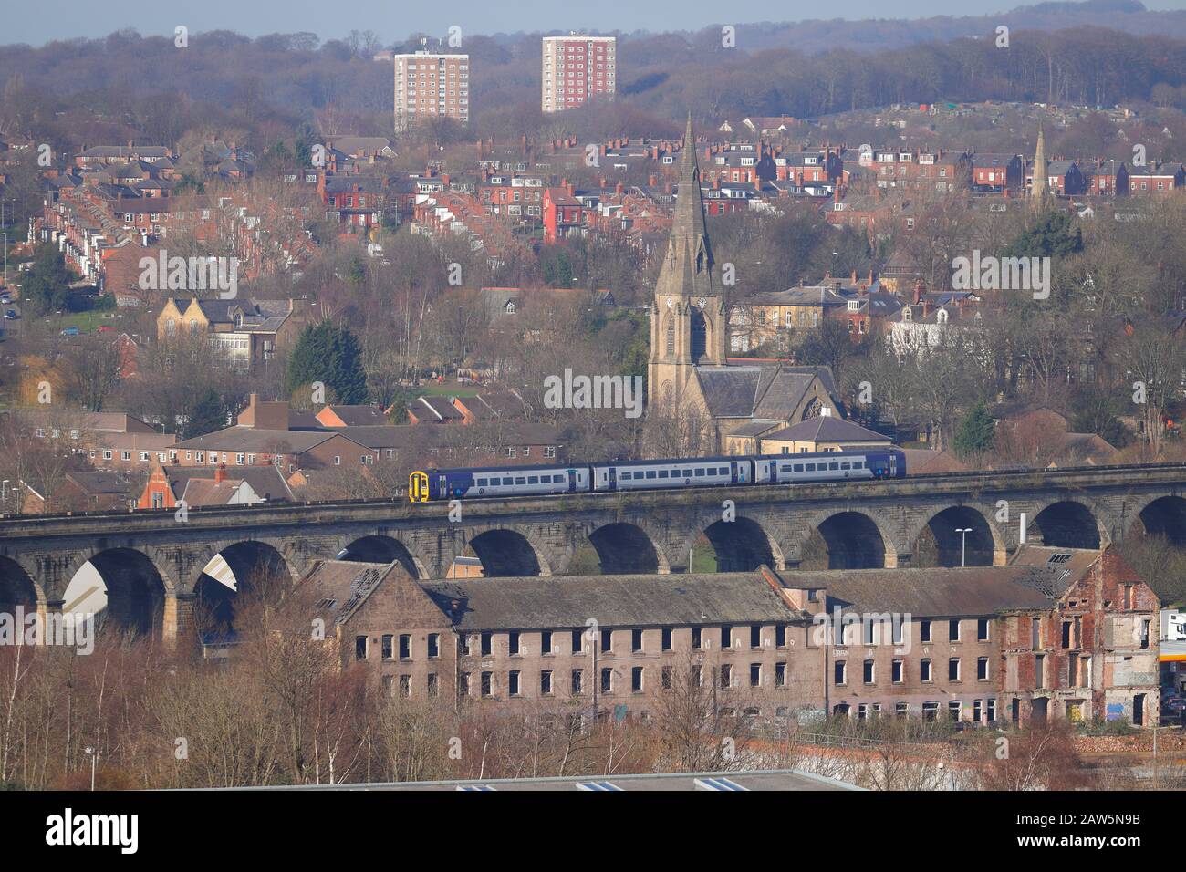 Un train de voyageurs du Northern Rail traverse Kirkstall Viaduct à Leeds Banque D'Images