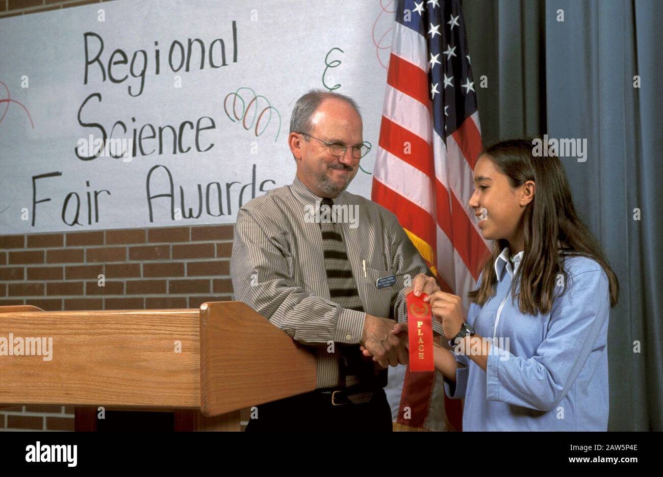 Pflugerville, Texas: La fille amérindienne de l'école moyenne remporte le deuxième prix au salon régional des sciences. M. ©Bob Daemmrich Banque D'Images