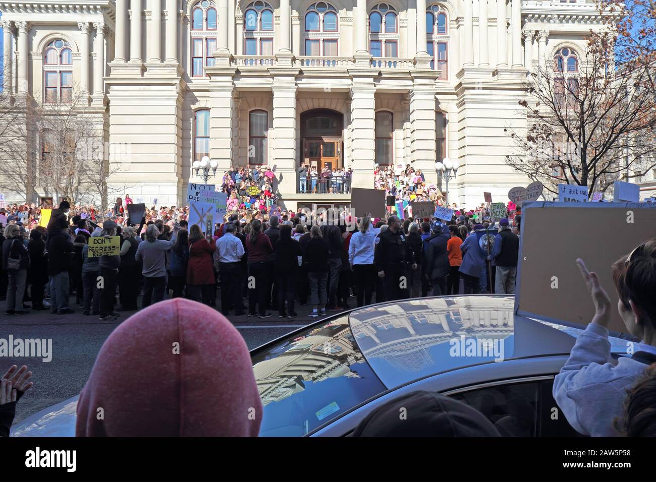 Environ 2 000 personnes ont assisté à la Marche locale des femmes en faveur de la démocratie Banque D'Images
