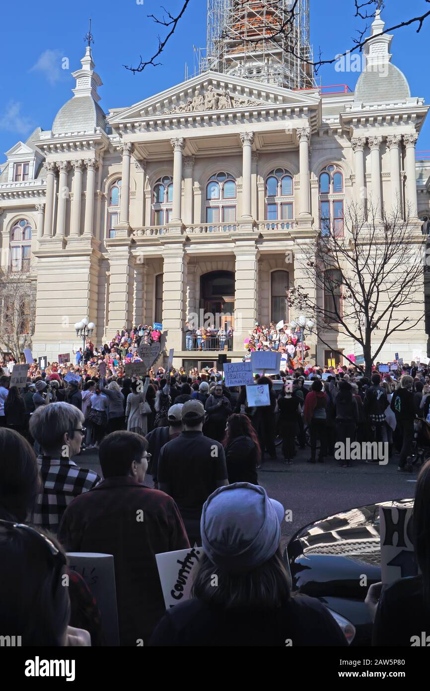 Environ 2 000 personnes ont assisté à la Marche locale des femmes en faveur de la démocratie Banque D'Images