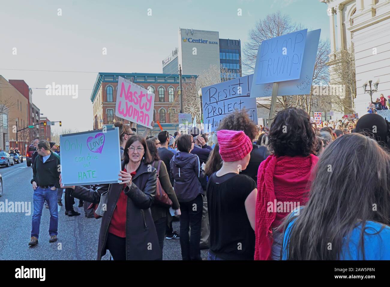 Environ 2 000 personnes ont assisté à la Marche locale des femmes au palais de justice du comté de Tippecanoe contre la tyrannie et à l'appui de la démocratie Banque D'Images