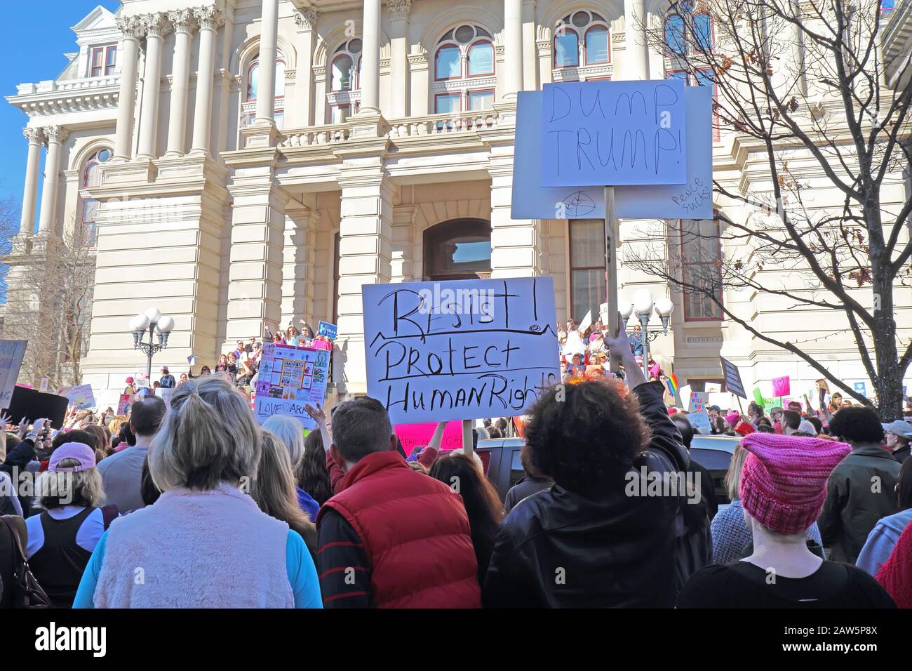 Environ 2 000 personnes ont assisté à la Marche locale des femmes au palais de justice du comté de Tippecanoe contre la tyrannie et à l'appui de la démocratie Banque D'Images