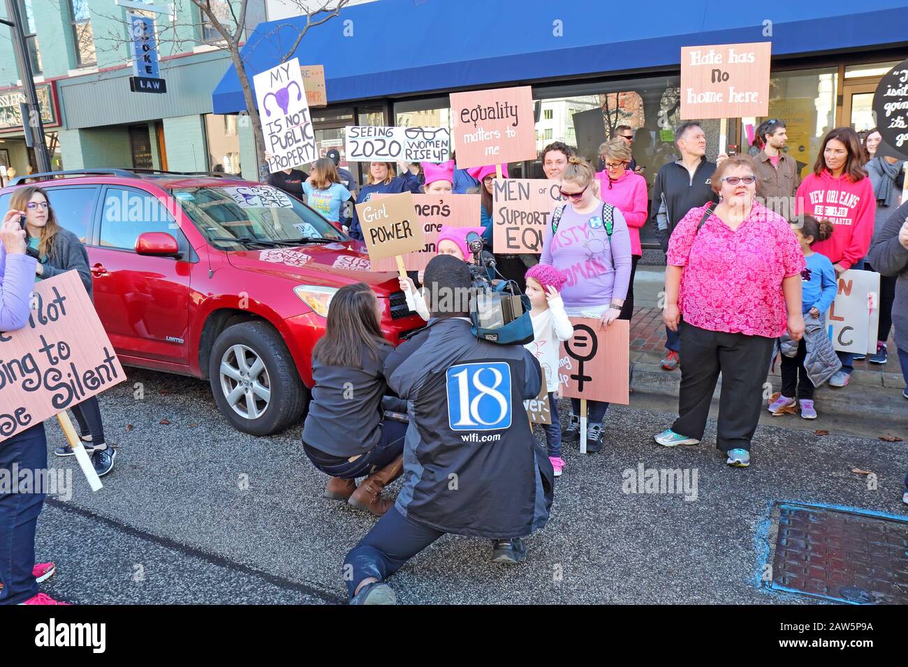 Environ 2 000 personnes ont assisté à la Marche locale des femmes au palais de justice du comté de Tippecanoe contre la tyrannie et à l'appui de la démocratie Banque D'Images