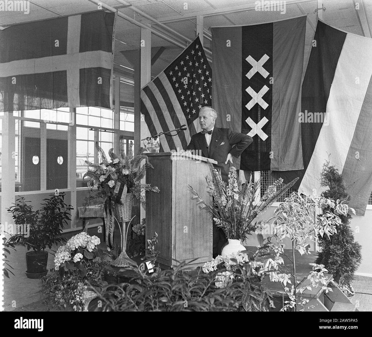 Ouverture De Curtis Wrigt Factory Schiphol Annotation: Maire D'Ailly Amsterdam Pendant Le Discours Date: 30 Juin 1954 Lieu: Amsterdam, Noord-Holland Mots Clés: Ouvertures Banque D'Images