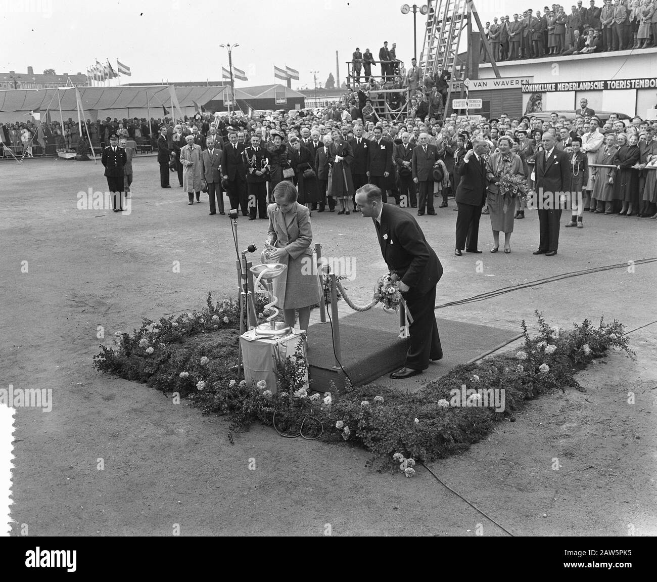 La princesse Margriet a joué l'acte d'ouverture pour le salon d'automne devant la princesse Margriethal d'Utrecht. Queen Juliana regarde à distance Date: 7 septembre 1954 lieu: Utrecht (province), Utrecht (ville) mots clés: Queens, ouvertures, princesses Nom De La Personne: Juliana (Reine Pays-Bas), Margriet (princesse Pays-Bas) Nom de l'institution: Margriethal Banque D'Images