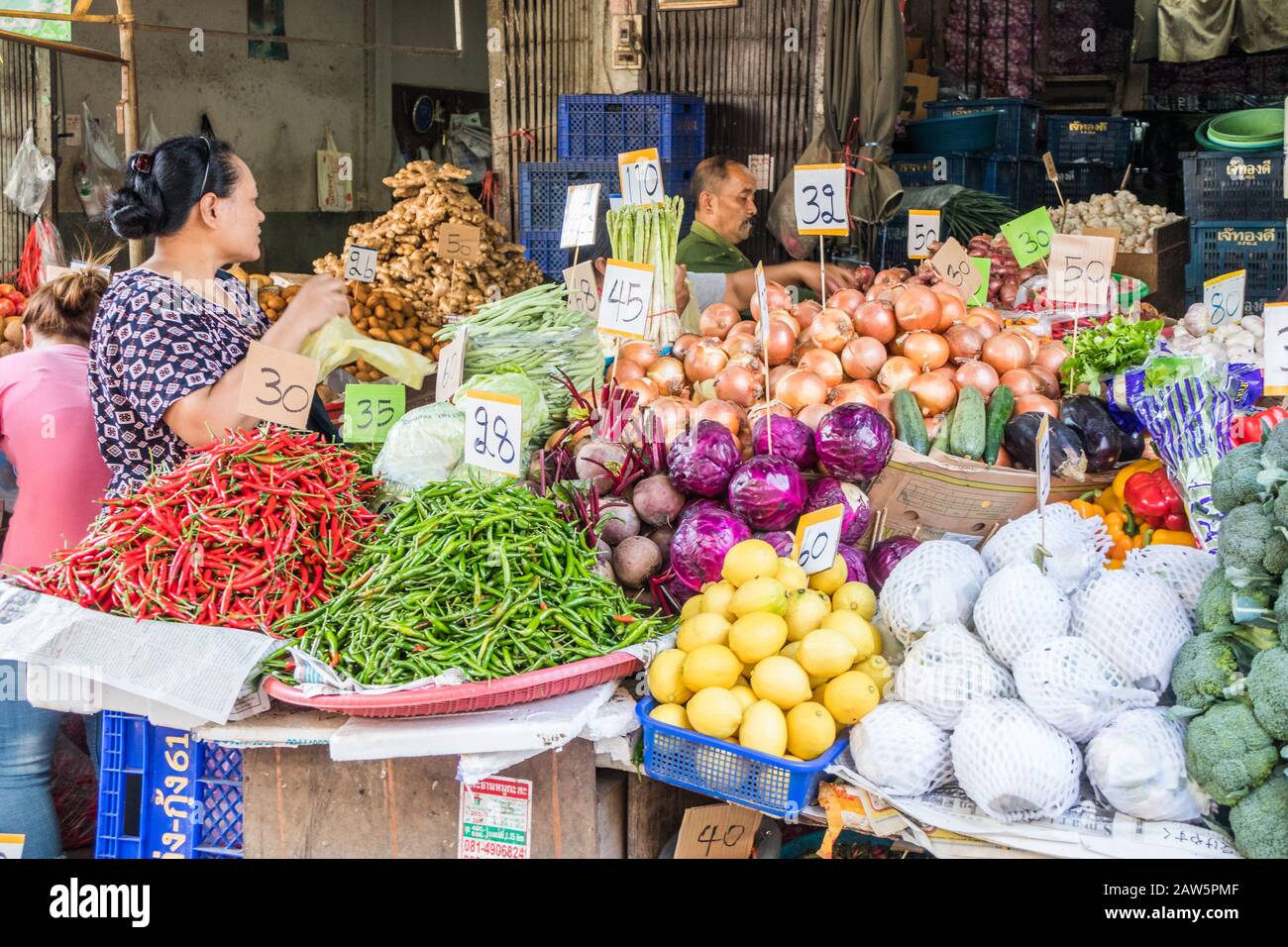 Bangkok, Thaïlande - 9 janvier 2020: Étals de fruits et légumes sur le marché humide de Khlong Toei. C'est le plus grand marché humide de la ville. Banque D'Images