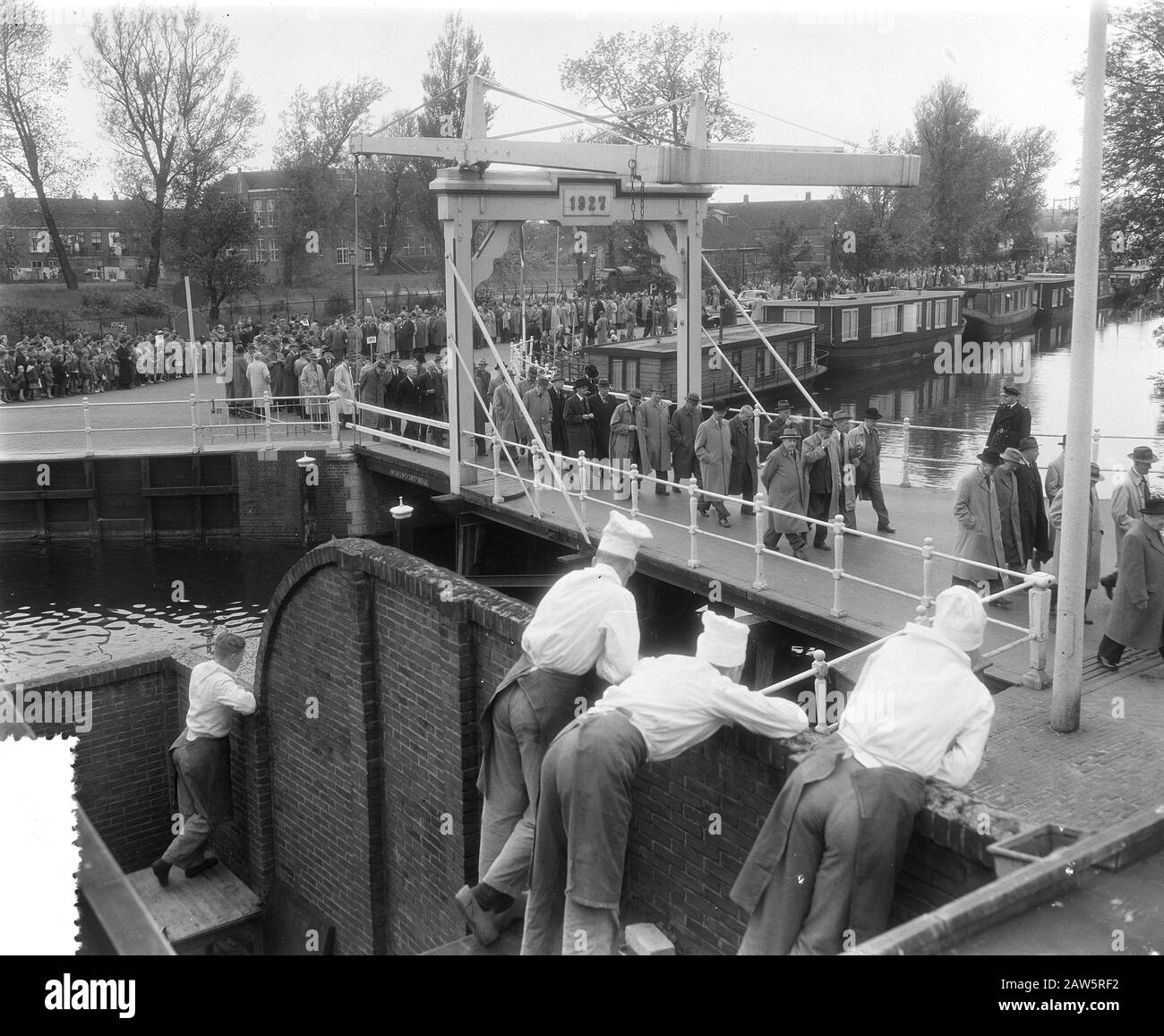 Procession Leiden Etudiants Annotation: Morspoort Burg (version 1927). Dans le premier plan regarder les boulangers à ce jour: 11 juin 1955 lieu: Leiden mots clés: Ponts, parades, étudiants Banque D'Images