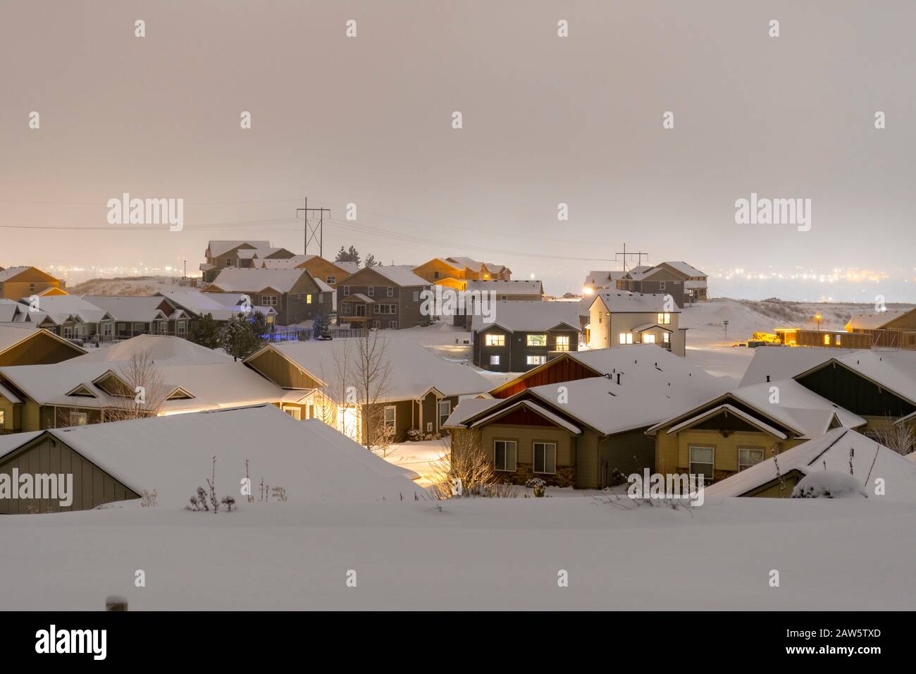 De nouvelles maisons construites dans une subdivision en haut d'une colline dans la banlieue de Spokane Washington couverte de brouillard et de neige en hiver. Banque D'Images